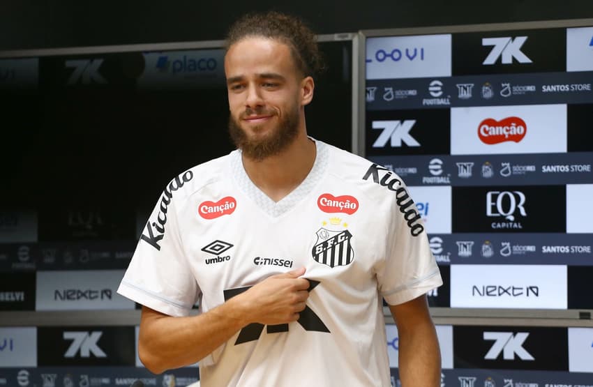 Brahimi vai vestir a camisa 21 do Santos. (Foto: Mauricio De Souza/AGIF)