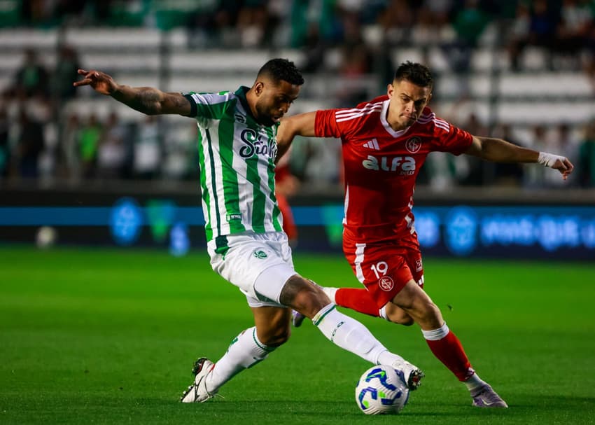 Rodrigo Sam x Borré em Juventude x Internacional (Foto: Luiz Erbes/AGIF)