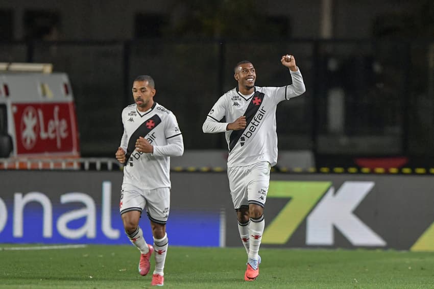 Rayan comemora gol contra o Cruzeiro, pelo Brasileirão (Foto: Thiago Ribeiro/AGIF)