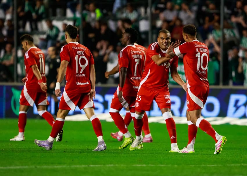 Alan Patrick comemora gol do Inter diante do Juventude (Foto: Luiz Erbes/AGIF)