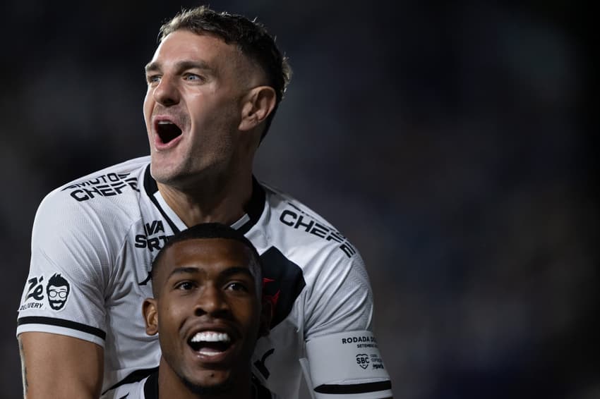 Vegetti e Rayan comemoram gol do Vasco contra o Cruzeiro (Foto: Jorge Rodrigues/AGIF)