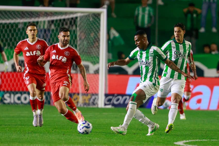 Caíque, do Juventude, em jogo contra o Inter (Foto: Luiz Erbes/AGIF)