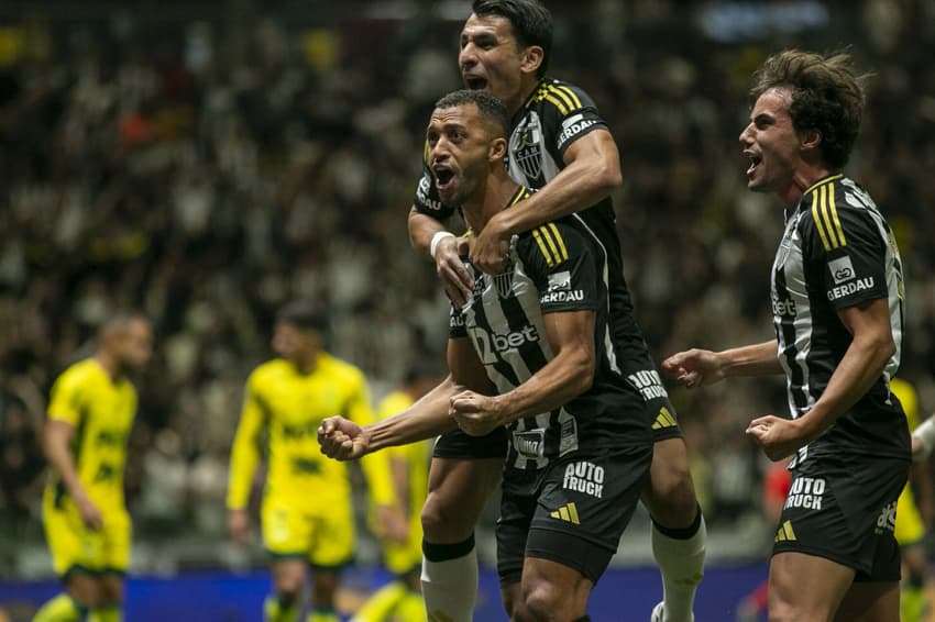 Time do Atlético-MG comemora gol diante do Mirassol (Foto: Fernando Moreno/AGIF)