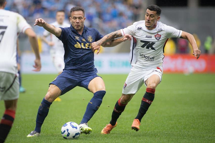 Arthur e Baralhas em ação na Arena do Grêmio (Foto: Maxi Franzoi/AGIF)