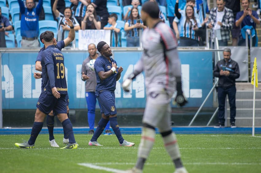 Amuzu marca segundo gol do Grêmio contra o Vitória (Foto: Maxi Franzoi/AGIF)