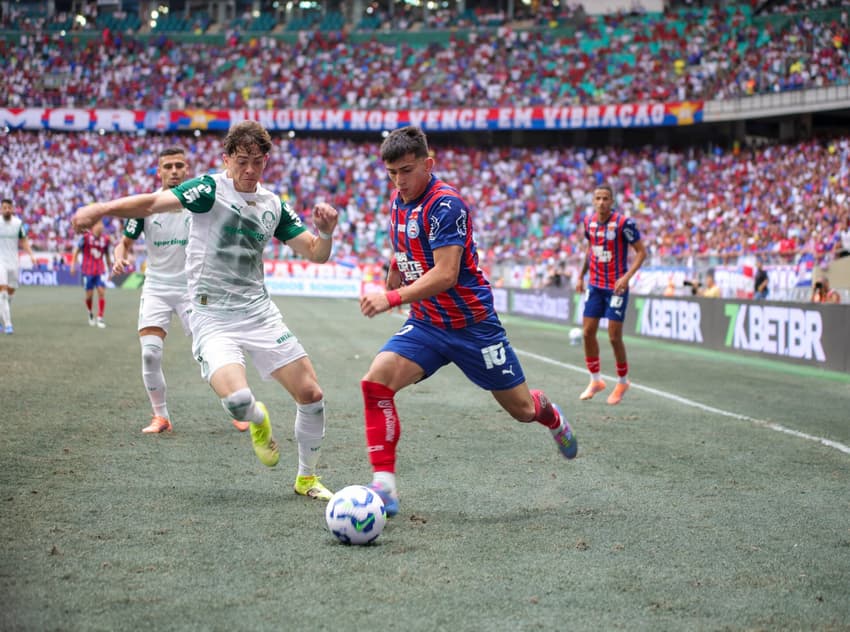 Sanabria disputa jogada com Giay em Bahia x Palmeiras (Foto: Marcio Jose/AGIF)