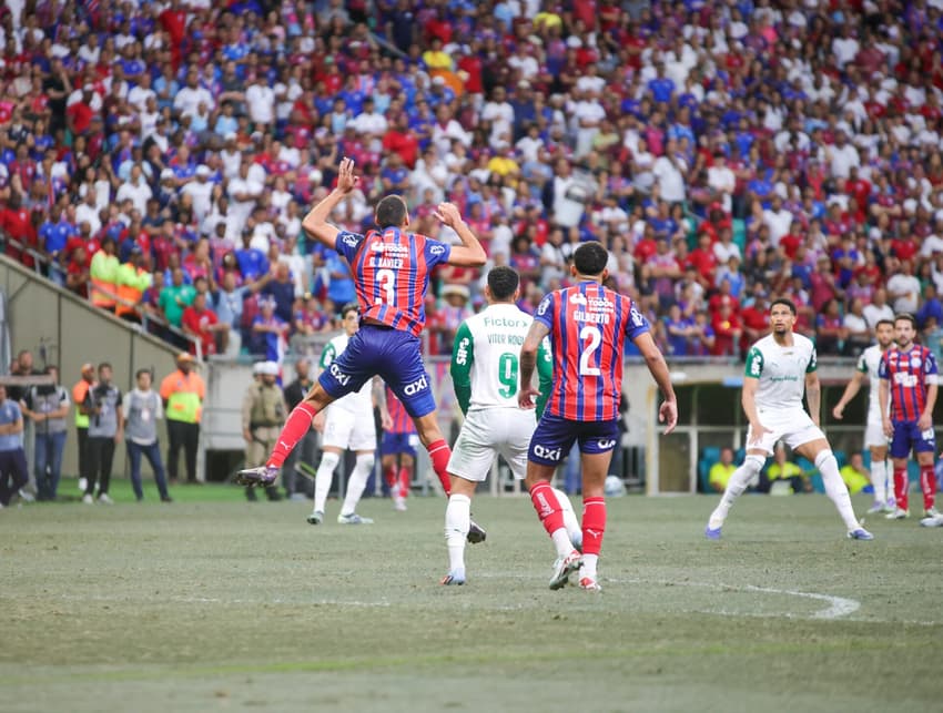 Vitor Roque fica preso na marcação implacável do Bahia (Foto: Marcio Jose/AGIF)
