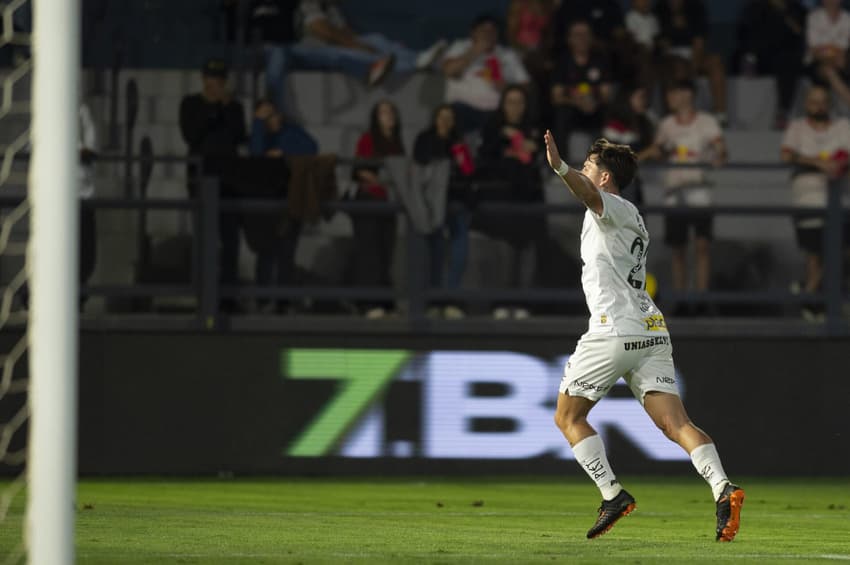 Lautaro Díaz marcou o primeiro gol com a camisa do Santos. (Foto: Anderson Romão/AGIF)