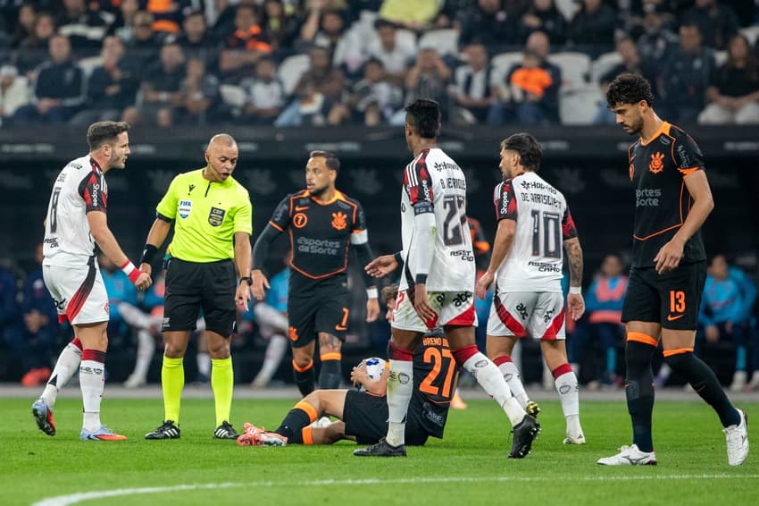 Jogadores do Flamengo reclamam com Wilton Pereira Sampaio no jogo contra o Corinthians (Foto: Joisel Amaral/AGIF)