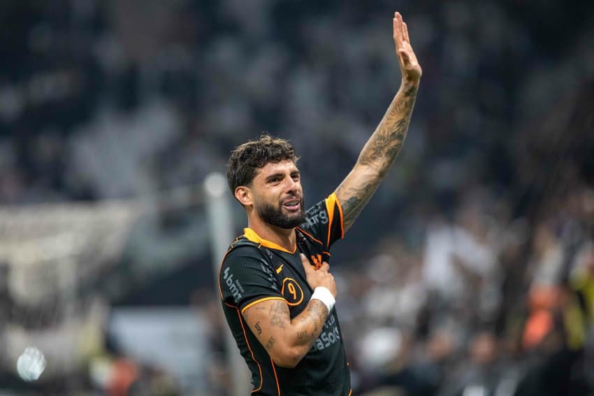 Yuri Alberto se emociona após marcar contra o Flamengo (Foto: Joisel Amaral/AGIF)