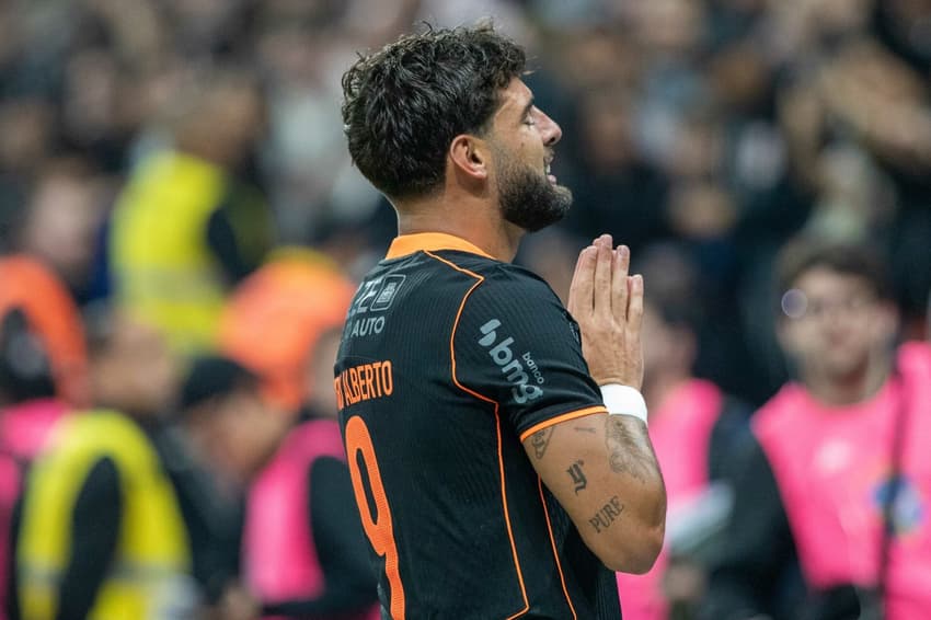 Após o gol sobre o Flamengo, Yuri Alberto pediu desculpas para a torcida pelo pênalti perdido na primeira etapa (Foto: Joisel Amaral/AGIF)