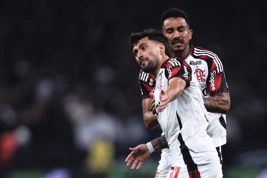 Arrascaeta comemora gol do Flamengo diante do Corinthians (Foto: Ettore Chiereguini/AGIF)