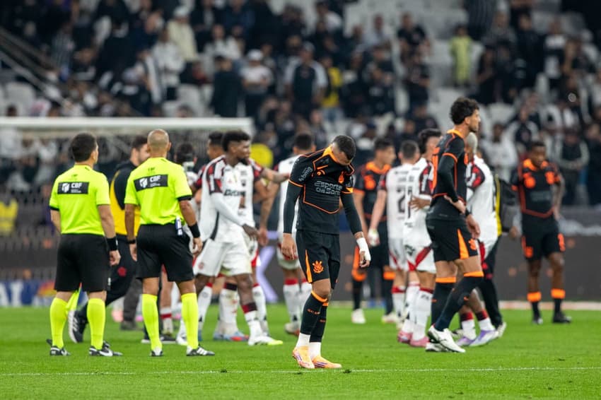 Jogador do Corinthians lamenta derrota para o Flamengo, na Neo Química Arena (Foto: Joisel Amaral/AGIF)