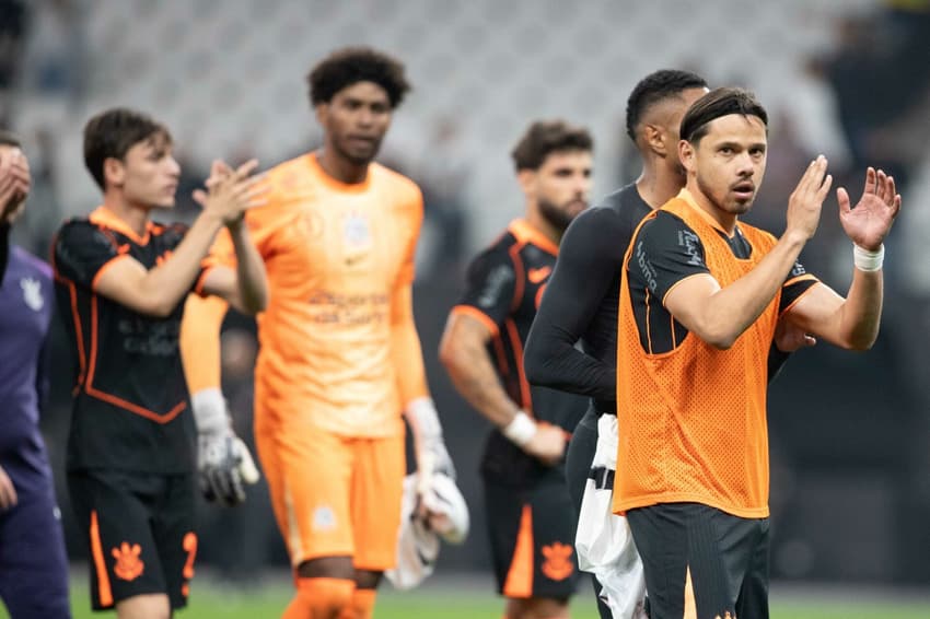 Hugo Souza se irritou após derrota para o Flamengo (Foto: Joisel Amaral/AGIF)