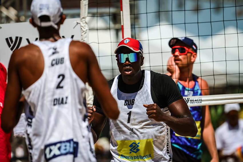 Alayo e Diaz celebram ponto no Elite 16 do Rio de Janeiro (Foto: Divulgação / Volleyball World)