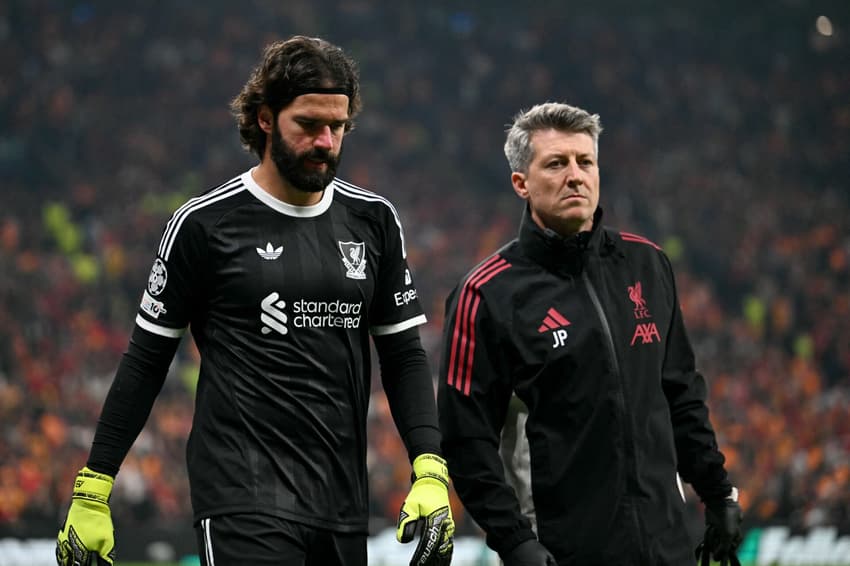 Alisson deixa campo de jogo entre Liverpool e Galatasaray lesionado e vira dúvida para convocação de Ancelotti