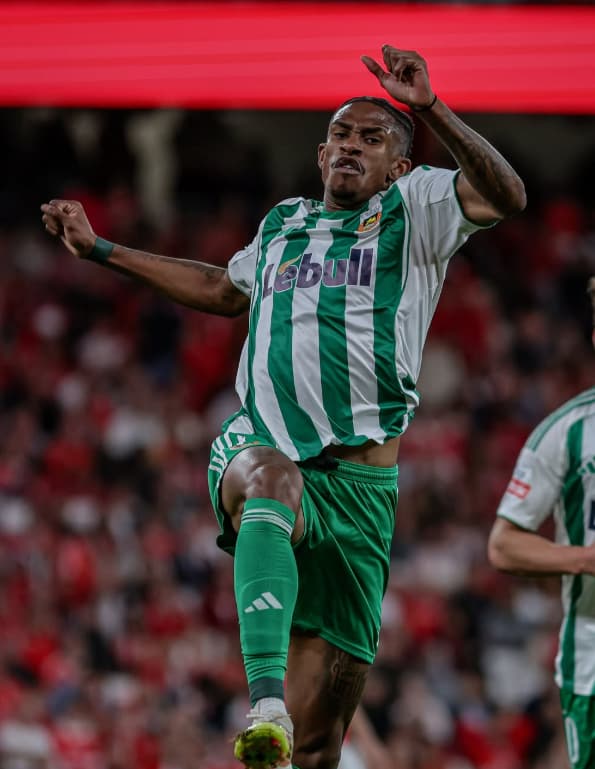 André Luiz, do Rio Ave, comemora gol sobre o Benfica, pelo Campeonato Português (Foto: Divulgação/Rio Ave)