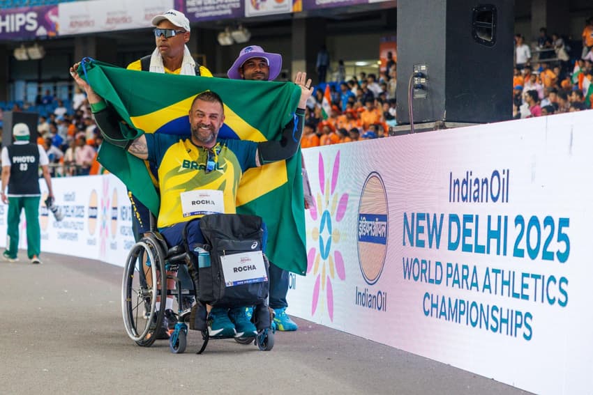 André Rocha comemorando medalha de prata no Mundial de Atletismo Paralímpico (Foto: Alessandra Cabral / CPB)