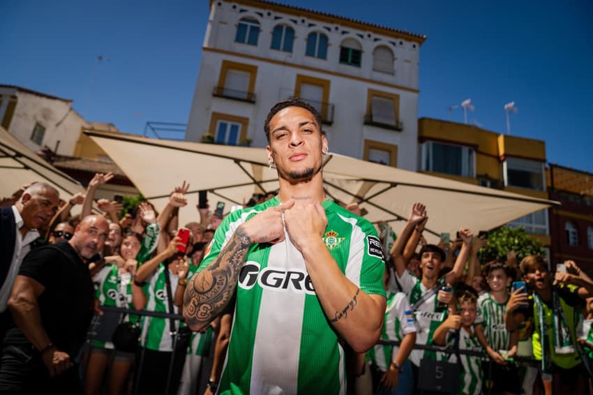Antony posa com a camisa do Betis após ser contratado em definitivo