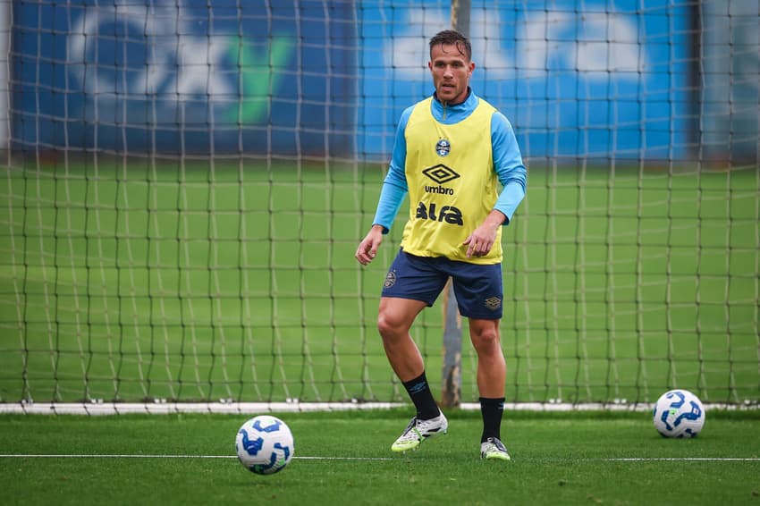 Arthur em treinamento do Grêmio. (Foto: Lucas Uebel/Grêmio FBPA)