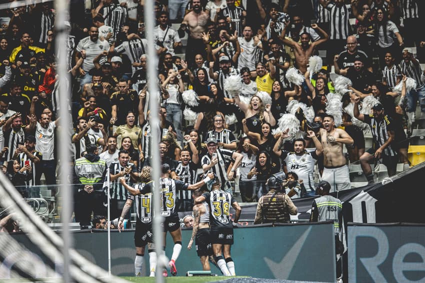 Atlético-MG Bolívar Bernard comemoração torcida