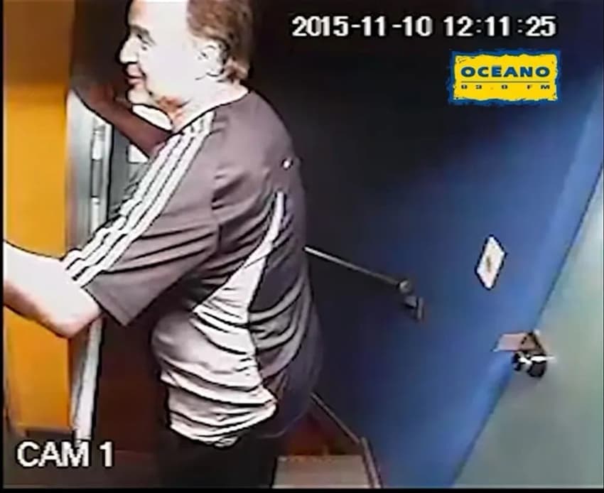 Marcelo Bielsa indo ao banheiro na rádio Oceano em Montevidéu