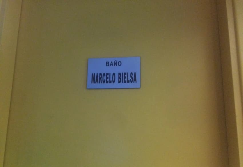 Banheiro Marcelo Bielsa, inaugurado na rádio Oceano
