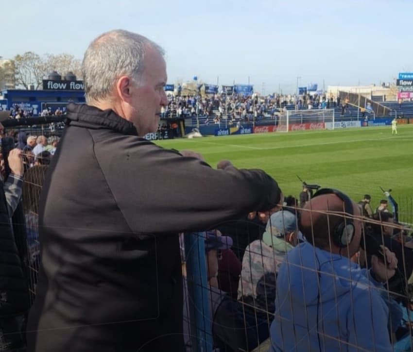 Marcelo Bielsa no estádio Belvedere, em Montevidéu, assistindo a Liverpool x Peñarol, pelo Campeonato Uruguaio (Foto: Reprodução/Internet)