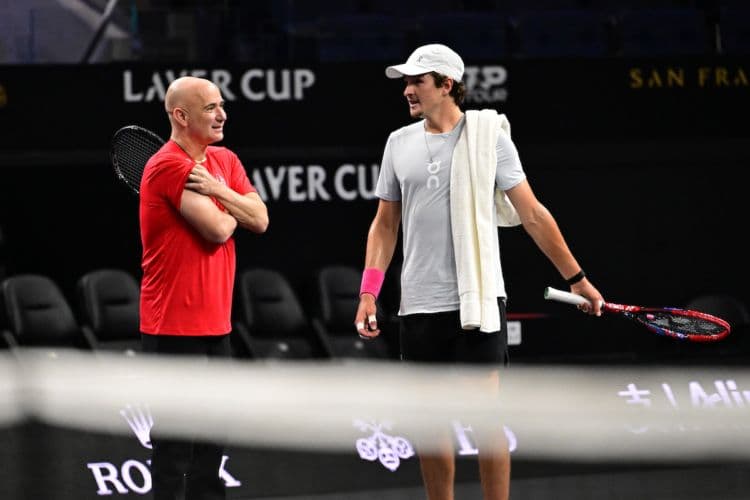 Joao Fonseca conversa com Andre Agassi (Foto: : Ben Solomon/Laver Cup)
