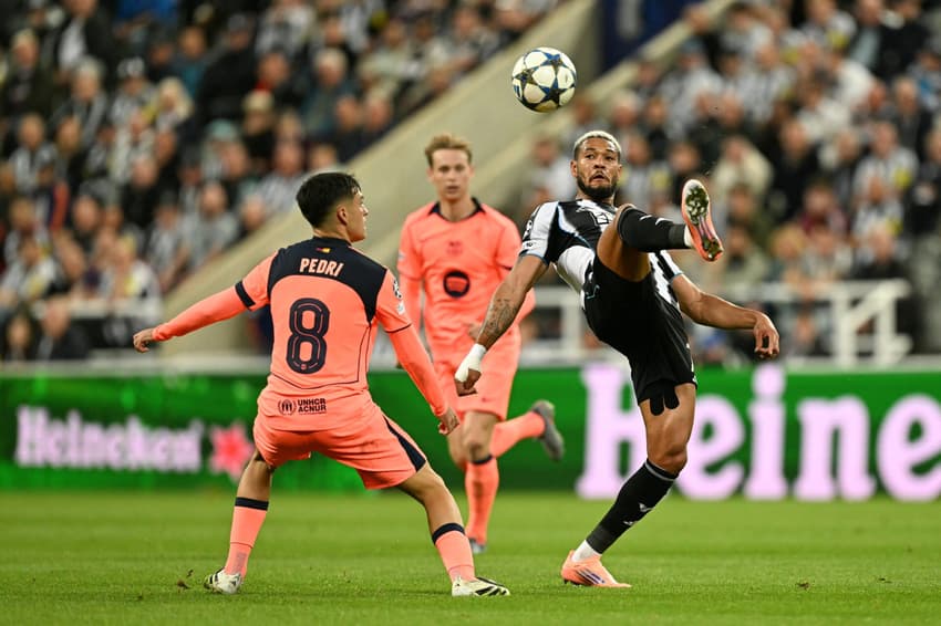 O Newcastle recebeu o Barcelona pela Champions League (Foto: Oli SCARFF / AFP)