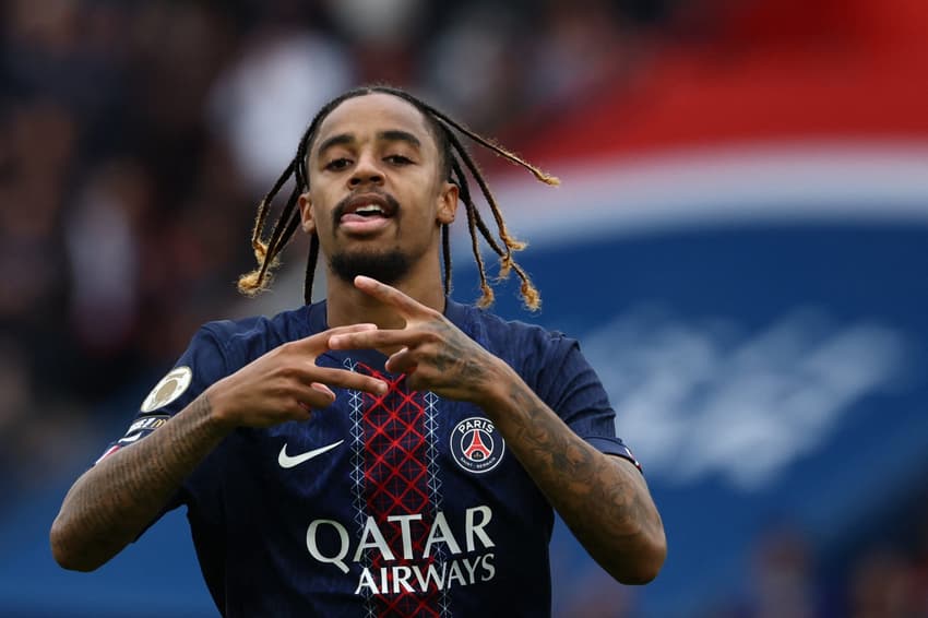 Bradley Barcola marcou duas vezes na vitória do PSG, na Ligue 1 (Foto: FRANCK FIFE / AFP)
