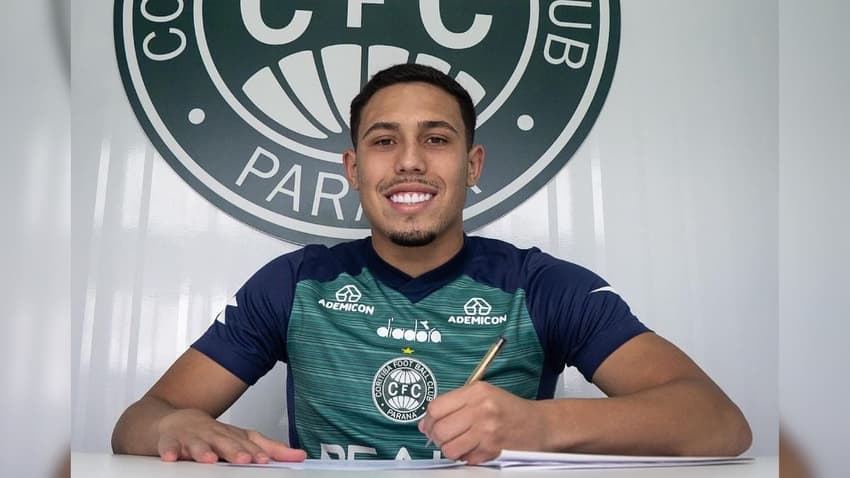 Brayan, atacante de 19 anos, em assinatura de contrato com o Coritiba. Foto: Reprodução/Instagram