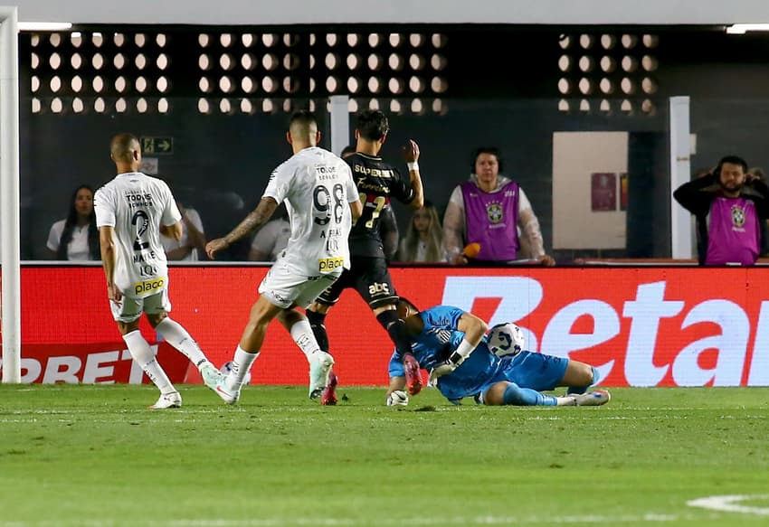 Brazão foi atingido por Ferreirinha durante Santos x São Paulo, pela 24ª rodada do Campeonato Brasileiro (Foto: Mauricio De Souza/AGIF)