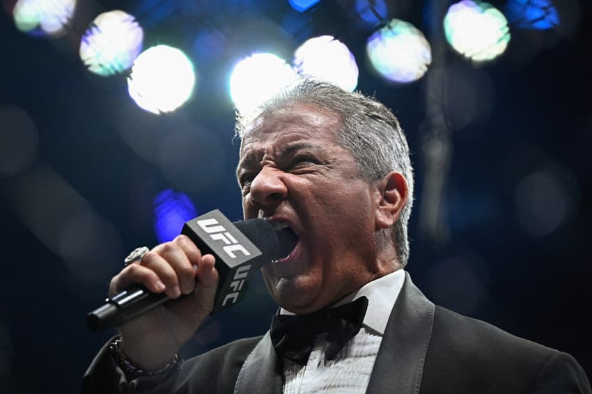 Bruce Buffer anuncia luta no microfone durante o UFC Paris