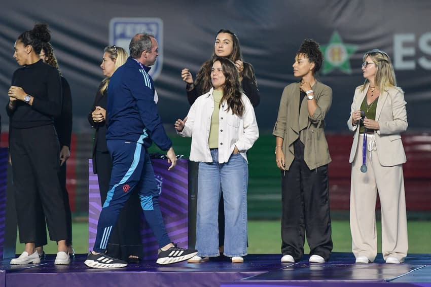 Camilla Orlando durante cerimônia de premiação do Brasileirão Feminino Sub-20 (Foto: Thiago Ribeiro/Staff Images/CBF)