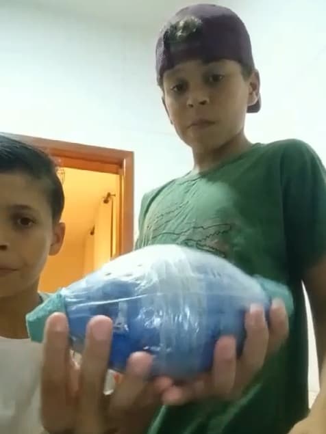 Saymon e amigo fazem bola de pet; vídeo motivou encontro dele com Mahomes (Foto: Acervo / CBFA)