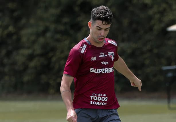 Oscar está se recuperando de três fraturas nas vértebras (Foto: Fellipe Lucena / São Paulo FC)