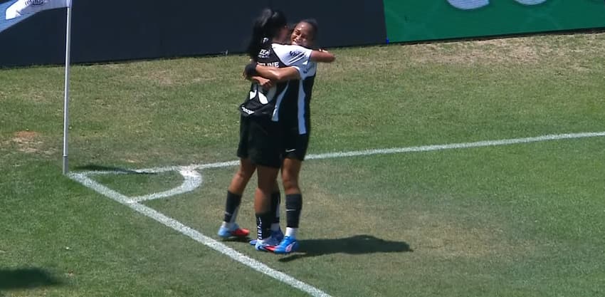 Autora do gol, Jaqueline comemora o gol com Thais Ferreira, do Corinthians (Foto: Reprodução/CazéTV)