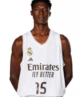 Moussa Balla Traoré, atleta de basquete do Real Madrid, com 11 anos e 1,98m (Foto: Divulgação/ Real Madrid)