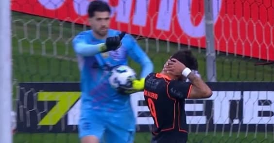 Rossi após a cobrança de pênalti (Foto: Reprodução)
