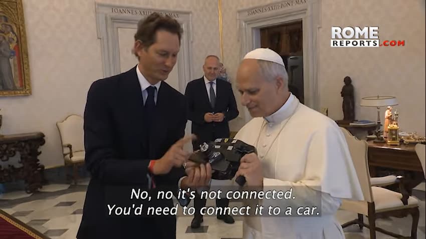 Papa Leão XIV recebe volante da Ferrari (Foto: Reprodução / Rome Reports via Youtube
