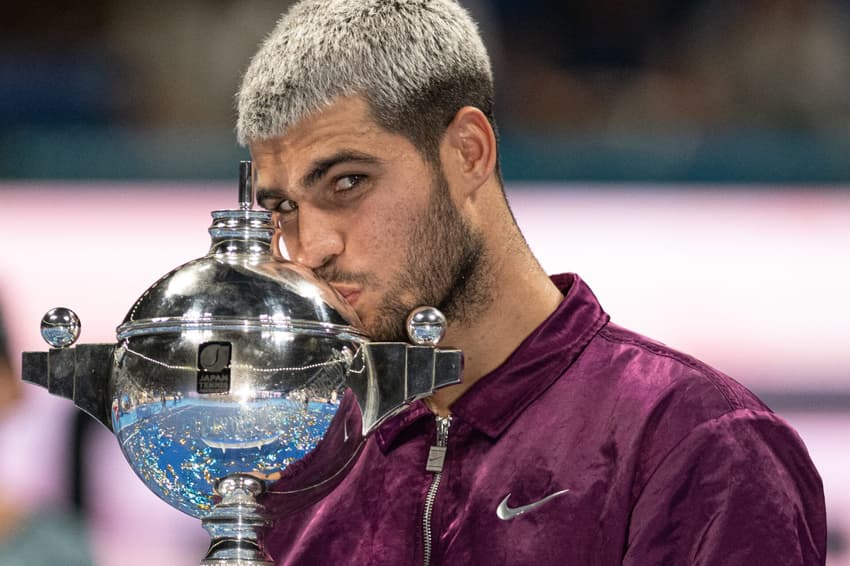 Carloz Alcaraz com o troféu de campeão do ATP 500 em Tóquio (Foto: Philip FONG / AFP)
