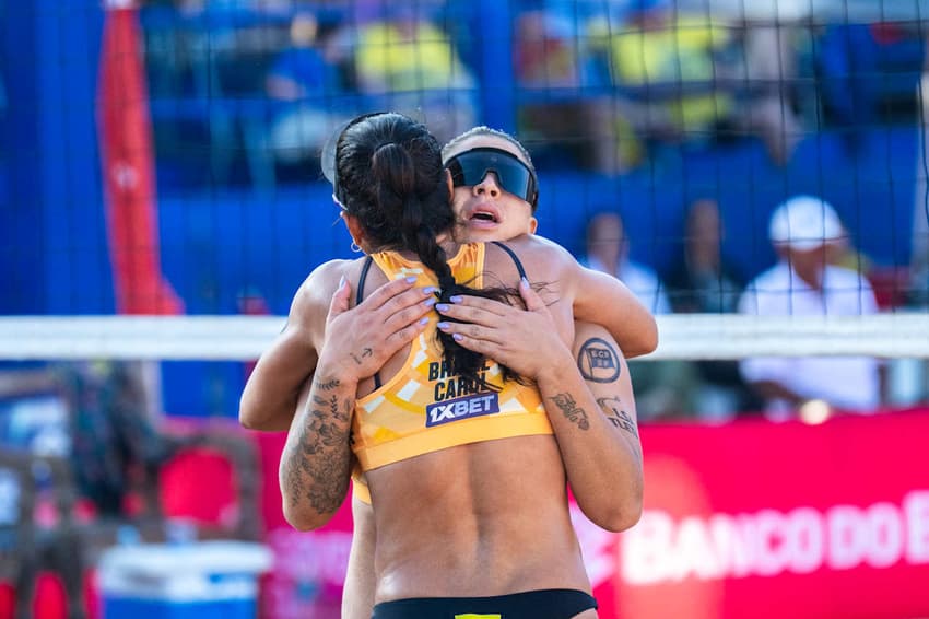 Carol Solberg e Rebecca (Foto: Volleyballworld)