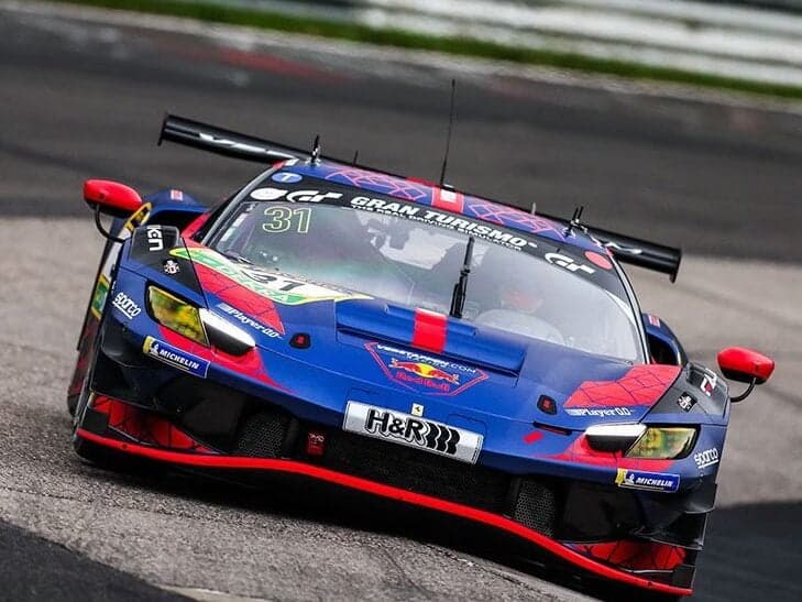 Max Verstappen dirige Ferrari na nona etapa da Nürburgring Langstrecken-Series (Foto: Reprodução / X)