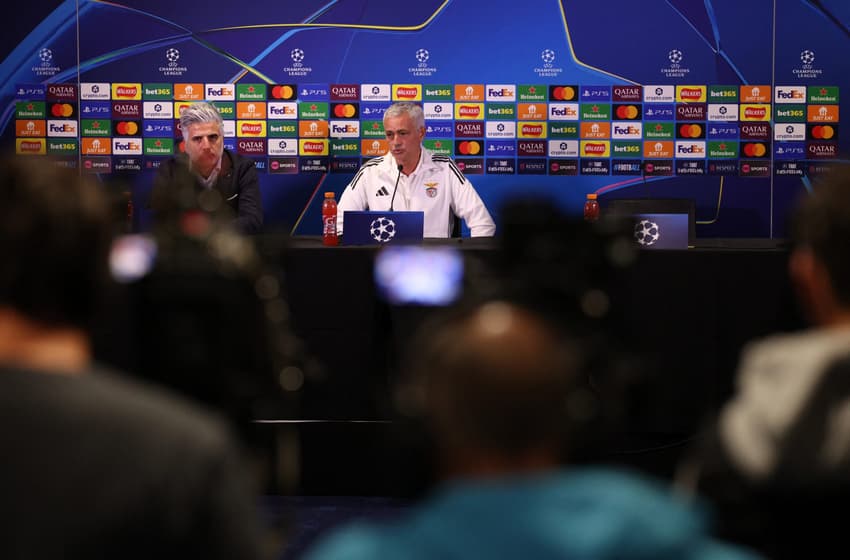 Jose Mourinho na coletiva de imprensa em Stamford Bridge, antes da partida do Benfica, contra o Chelsea, pela Champions League (Foto: Adrian DENNIS / AFP)