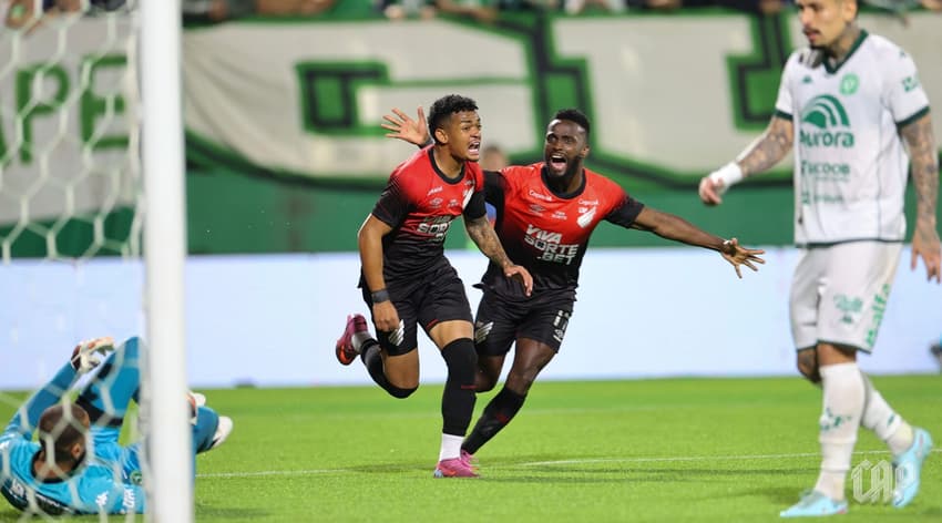 Léo Derik Mendoza gol comemoração Chapecoense Athletico Série B