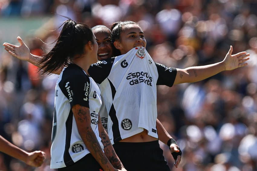 Jogadoras do Corinthians comemoram gol na semifinal do Brasileirão Feminino