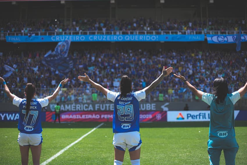 Jogadoras do Cruzeiro agredecem o apoio da torcida no Independência na final do Brasileirão Feminino