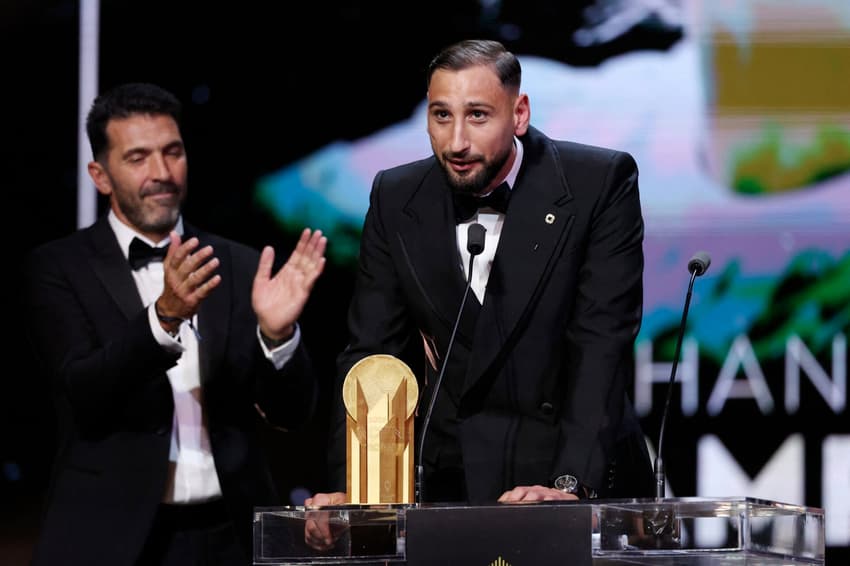 Gianluigi Donnarumma, ao lado do ex-goleiro italiano Gianluigi Buffon, após receber Troféu de Melhor Goleiro do Mundo na cerimônia da Bola de Ouro (Photo by Franck Fife / AFP)