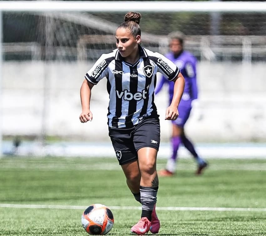 Duda Basílio em campo pelo Botafogo no Carioca Feminino (Foto: Arthur Barreto/BFR)